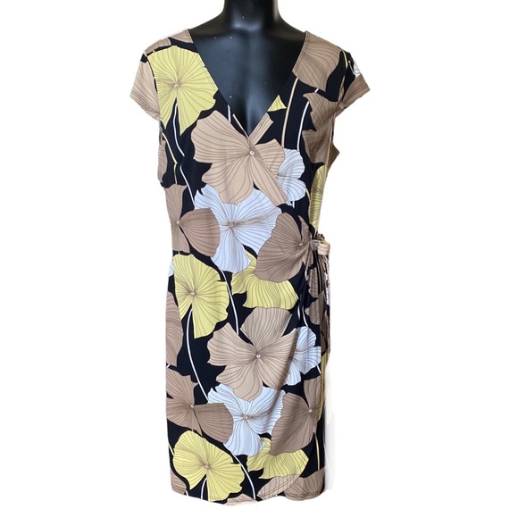 Max & Cleo Dresses & Skirts - Max & Cleo Yellow Tan Floral Print Wrap Dress Size